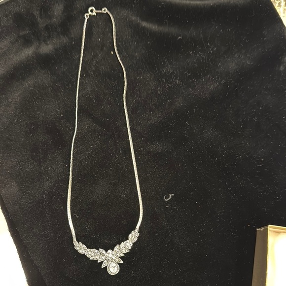 Elegant Silver tone Vintage Avon 1982  Necklace with Crystal Accents - Picture 3 of 4